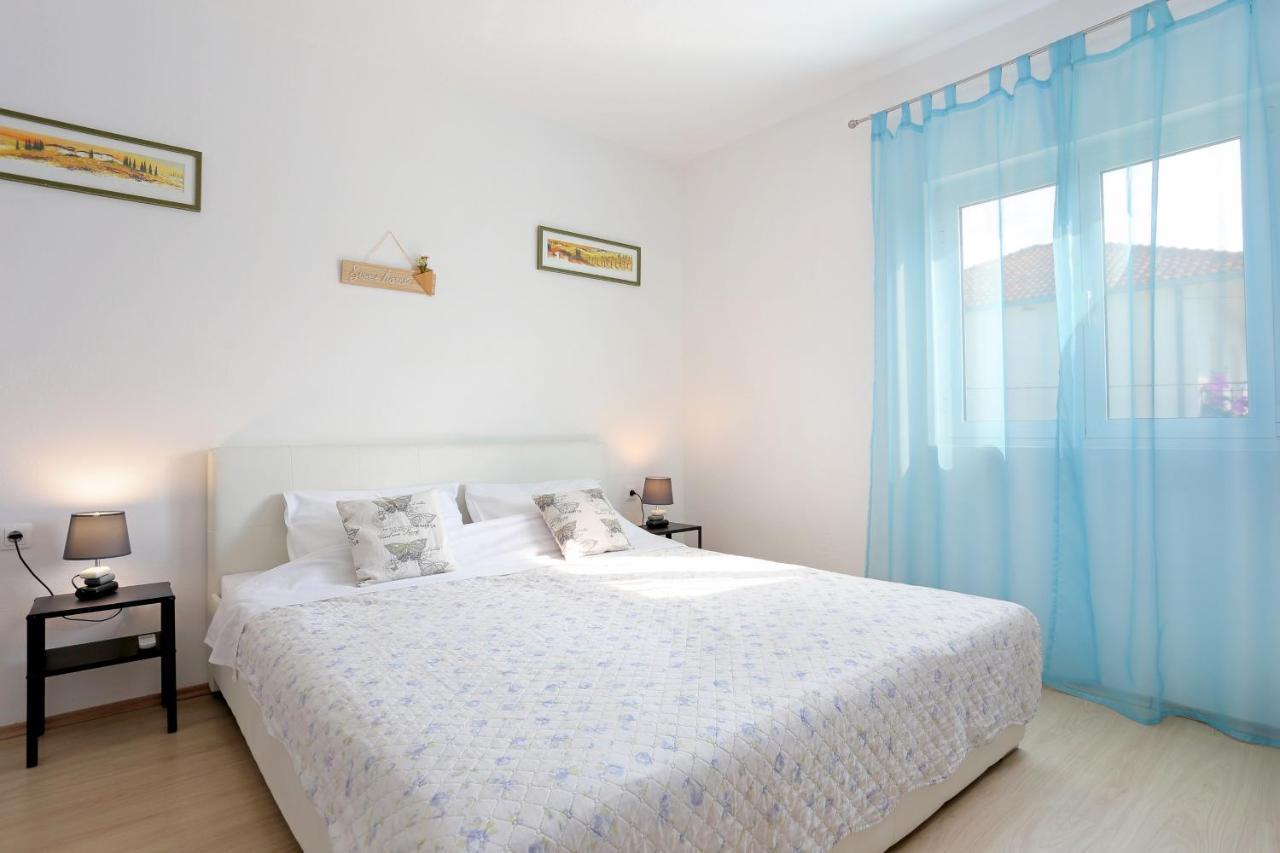 Seaside Holiday House Poljica, Trogir - 5161 มารีนา ภายนอก รูปภาพ