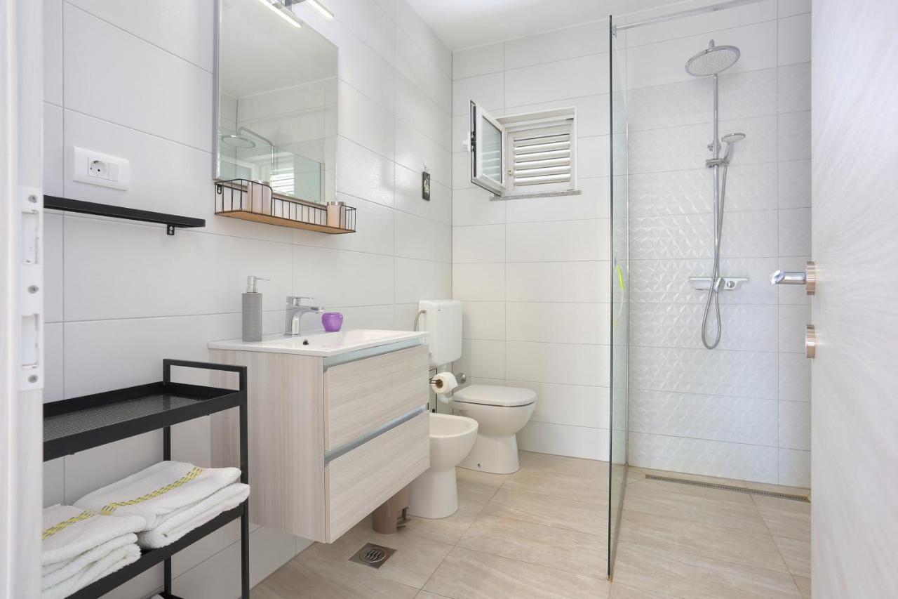 Seaside Holiday House Poljica, Trogir - 5161 มารีนา ภายนอก รูปภาพ