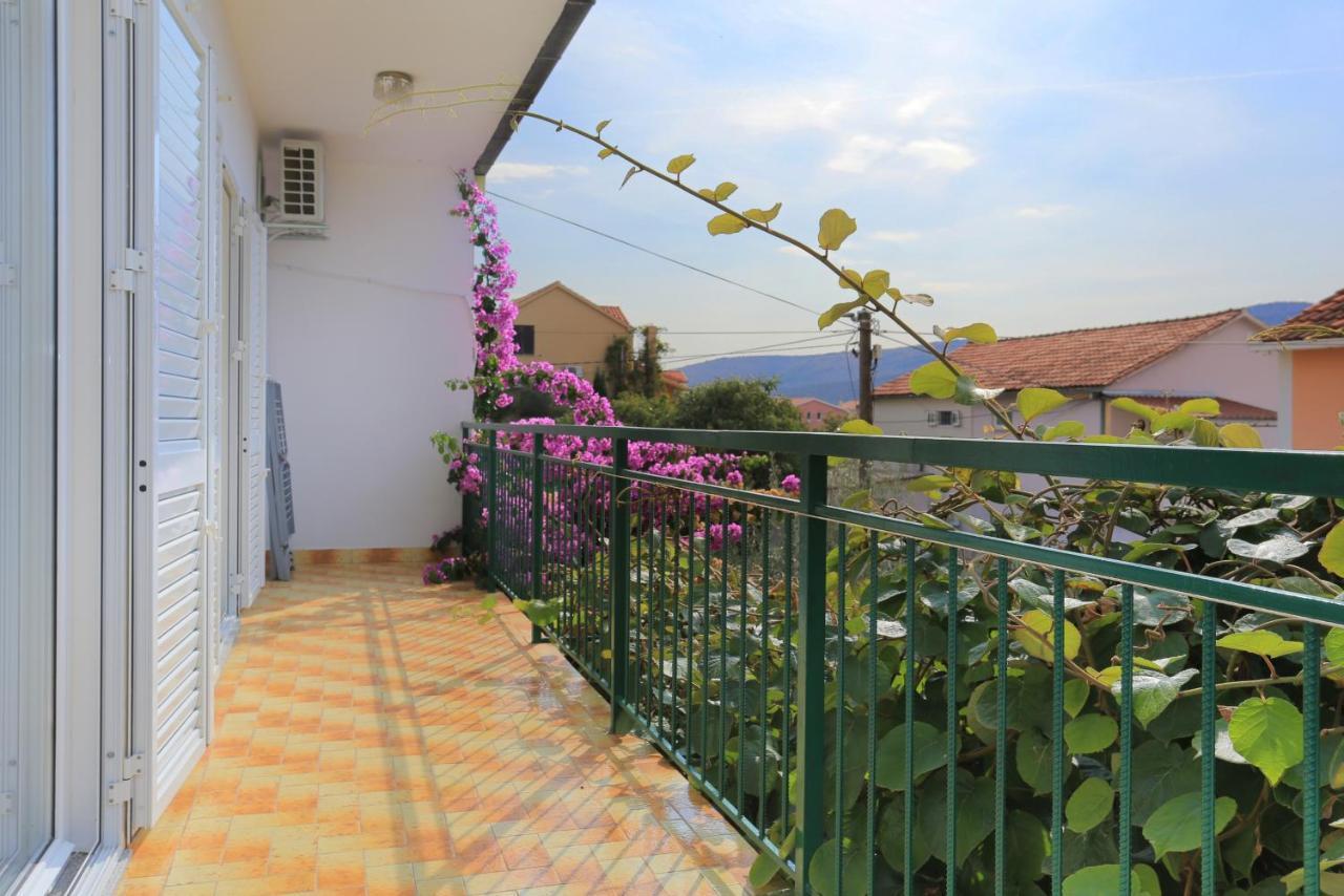 Seaside Holiday House Poljica, Trogir - 5161 มารีนา ภายนอก รูปภาพ