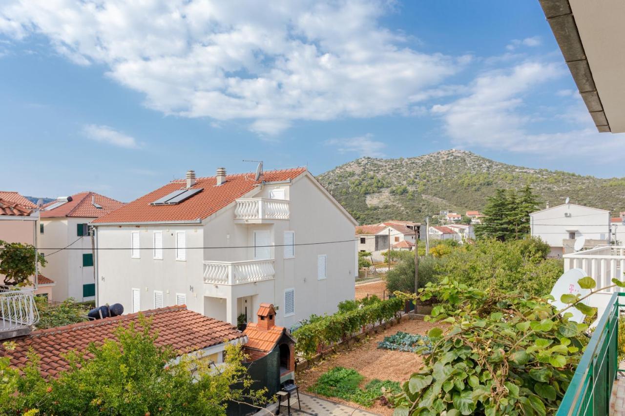 Seaside Holiday House Poljica, Trogir - 5161 มารีนา ภายนอก รูปภาพ
